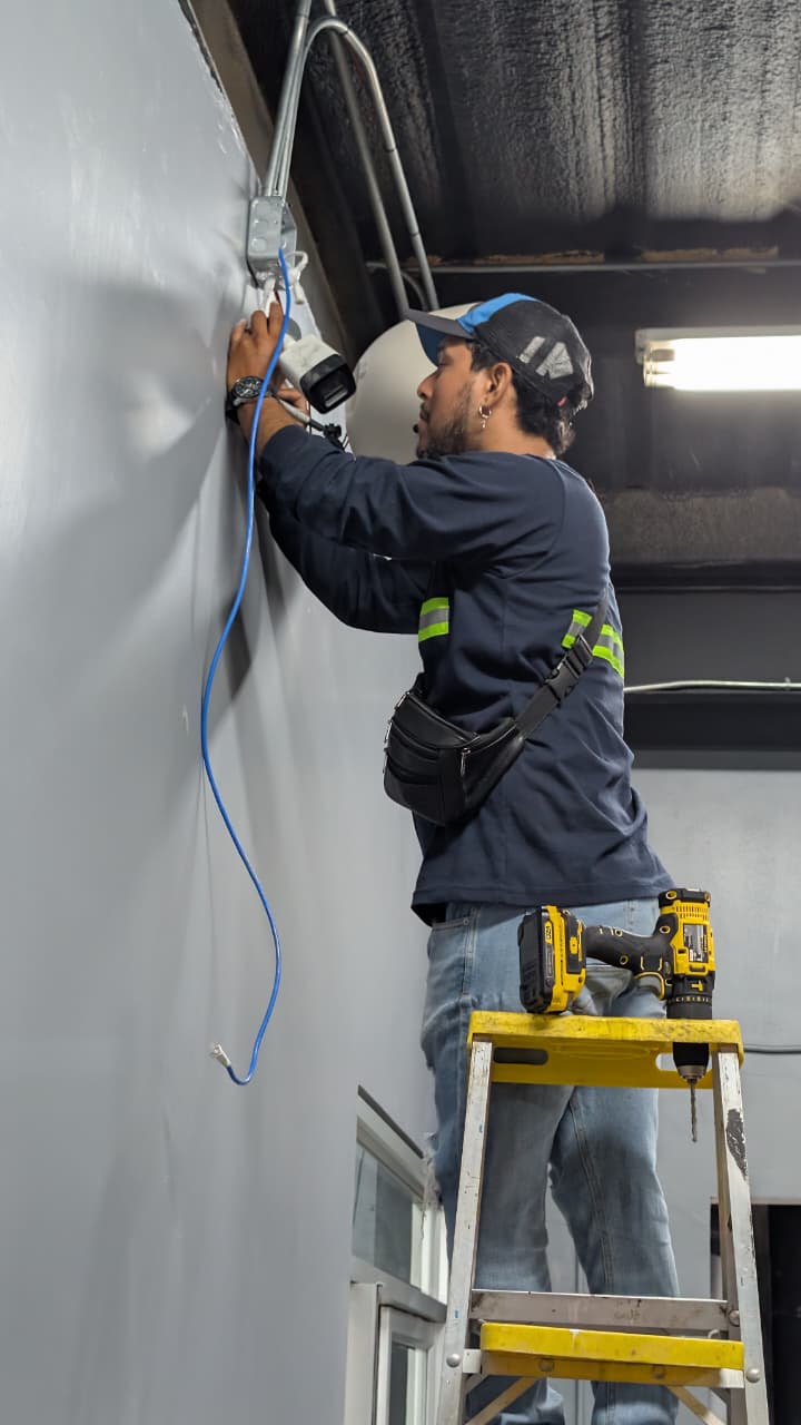 Equipo técnico instalando cableado estructurado